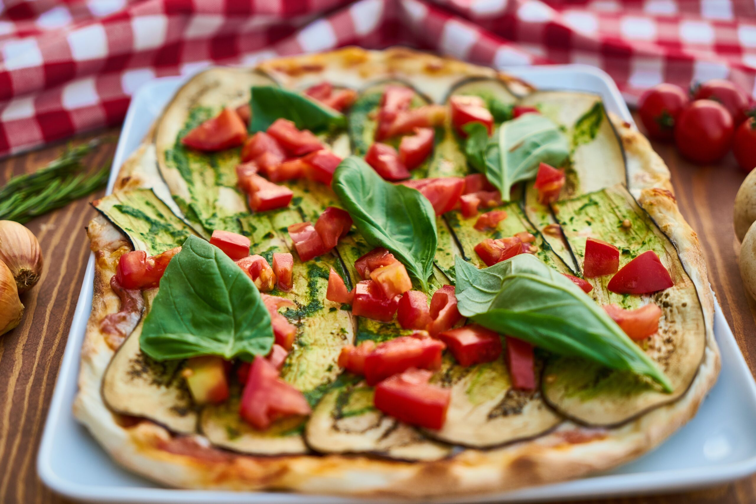 Bilden visar en pizza som bakats i en pizza ugn. Pizzaugnar används ofta i restaurangkök för att skapa unika pizzor och öka merförsäljningen.