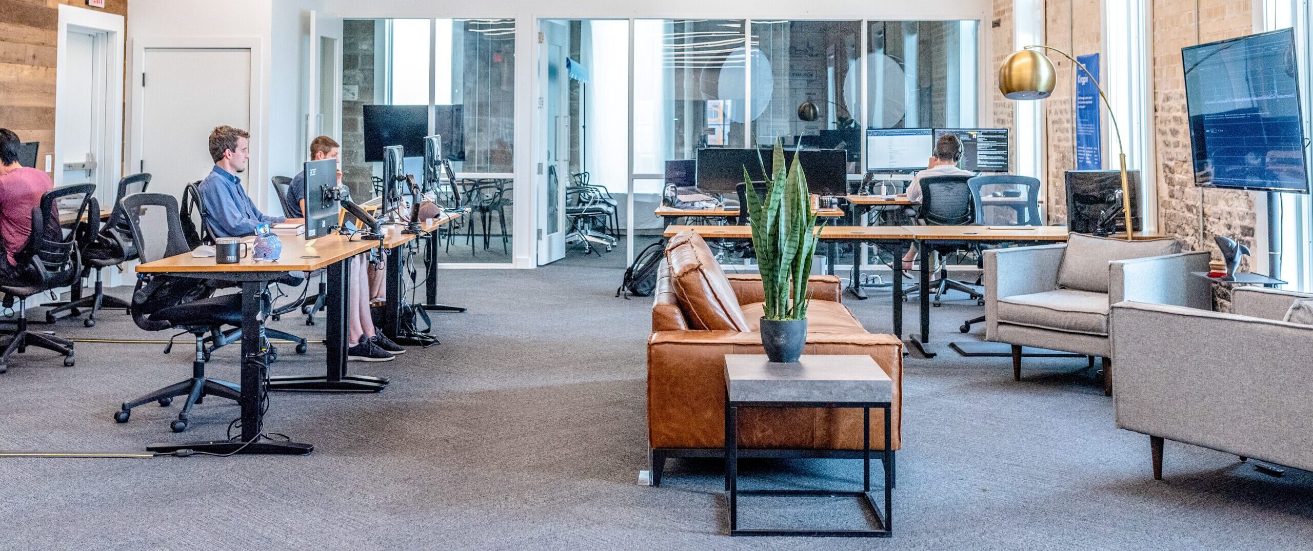 Bilden visar ett co working space. Dörrskyltar till kontor markerar tydligt upp vilka kontor som går att använda.